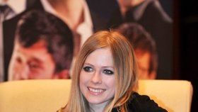Zpěvačka Avril Lavigne je mrtvá, Země je plochá: Internet zaplavují konspirační teorie
