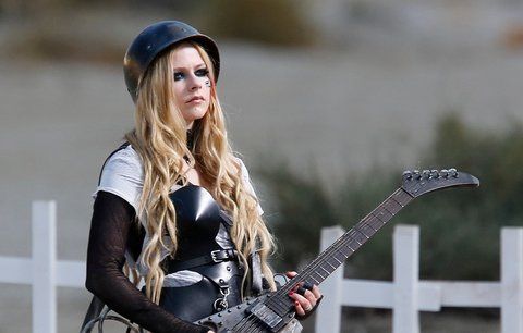 Nemohla jsem dýchat, myslela jsem, že umírám, řekla zpěvačka Avril Lavigne o nemoci