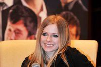 Zpěvačka Avril Lavigne je mrtvá, Země je plochá: Internet zaplavují konspirační teorie