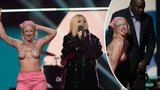 Koncert Avril Lavigneové narušila aktivistka nahoře bez: Zachraňte zelený pás!