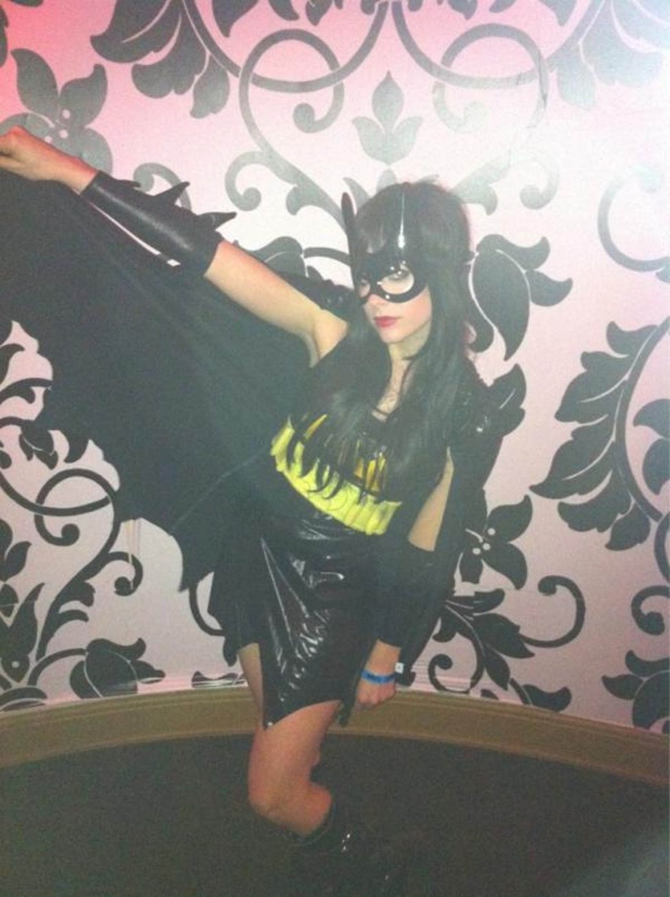 Zpěvačka Avril Lavigneová oslavila Halloween v roce 2011 jako Kočičí dáma v plášti a nebo spíše jako Batmanka.