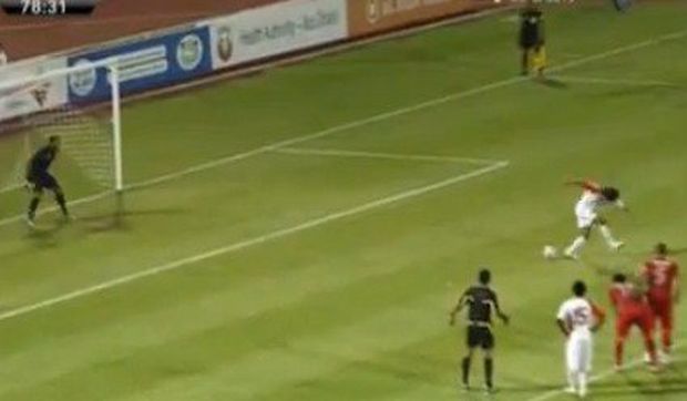 Awana Diab zesměšnil soupeře, když penaltu proměnil patičkou. Jeho trenér ho okamžitě vystřídal. Awana Diab zesměšnil soupeře, když penaltu proměnil patičkou. Jeho trenér ho okamžitě vystřídal.