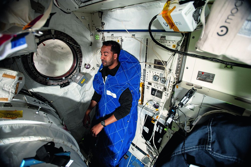 Astronaut Ali AlQarni ze Saúdské Arábie při spánku na ISS