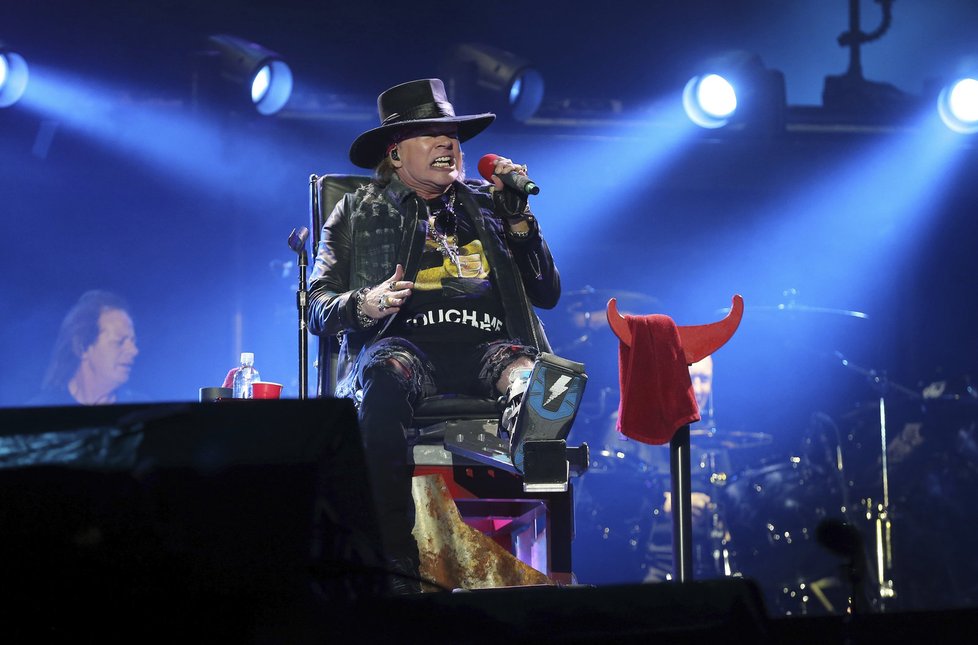 Axl Rose jako dočasný zpěvák AC/DC.