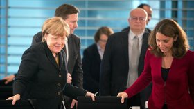 Německá kancléřka Angela Merkelová a zmocněnkyně pro migraci a integraci uprchlíků Aydan Özoguzová