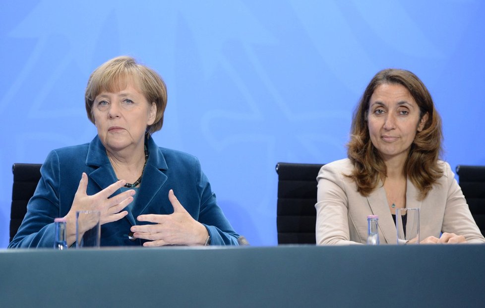 Německá kancléřka Angela Merkel a zmocněnkyně pro migraci a integraci uprchlíky Aydan Özoguz