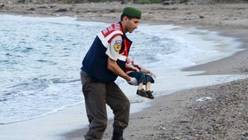 Turecký četník odnáší tělíčko utopeného tříletého syrského chlapce Aylana.