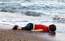 Tyhle fotky dojaly svět - změní přístup k uprchlíkům? Ajlan (†3) místo nového života smrt!