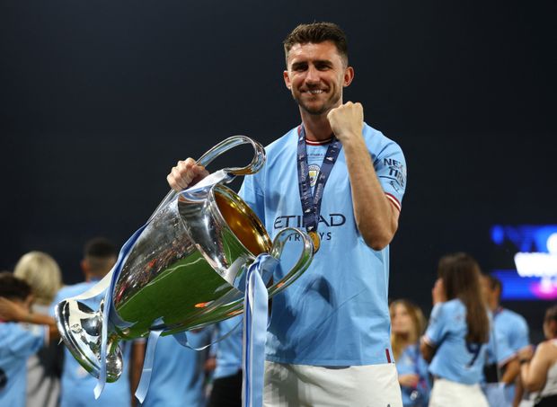 Aymeric Laporte s trofejí pro vítěze Ligy mistrů Aymeric Laporte s trofejí pro vítěze Ligy mistrů