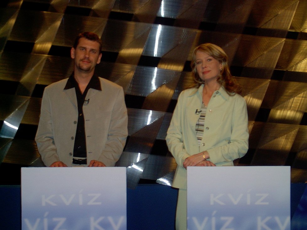 Moderátoři Eva Machourková a Aleš Zbořil účinkují v AZ-kvízu od roku 1997. Takto to vypadalo v roce 2004.