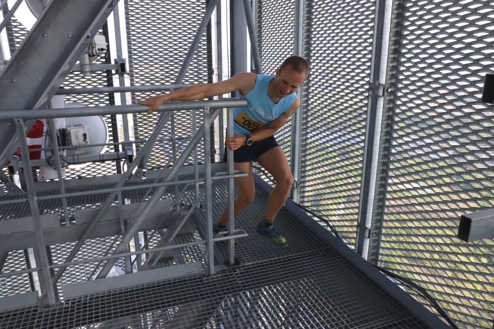 Martin Tomica (28) z Prostějova si zaběhl na AZ Tower svůj osobák. Nejvyšší mrakodrap zdolal za 3:02,82 min.