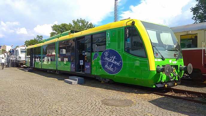 AŽD Praha využívá nízkopodlažní motorovou jednotku RegioSprinter, která bude nasazena na obnovené každodenní lince Litoměřice – Most. Chystaný autonomní vlak bude stejného typu.
