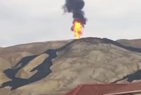 Bahno, kouř a vysoké plameny. Erupce velké bahenní sopky překvapila u Baku