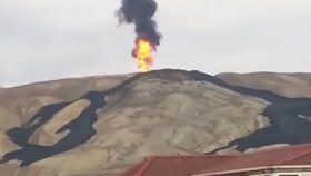 Bahno, kouř a vysoké plameny. Erupce velké bahenní sopky překvapila u Baku