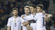 Fotbalisté Německa slaví gól proti Ázerbájdžánu