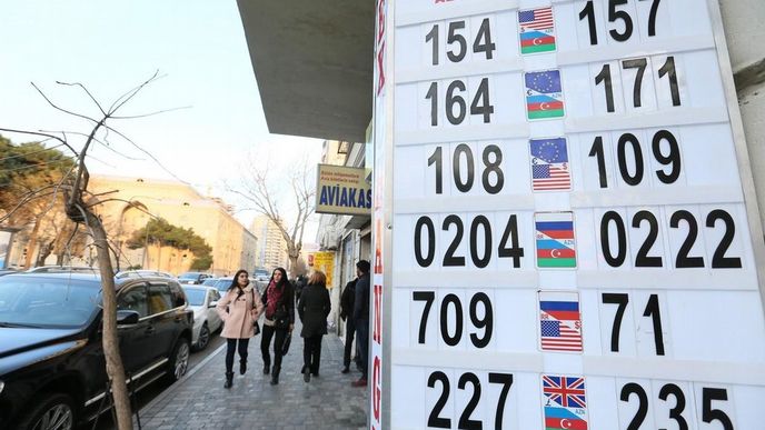 Ázerbájdžán ovládla nákupní horečka vyvolaná pondělním oznámením o zrušení kontroly nad kurzem národní měny