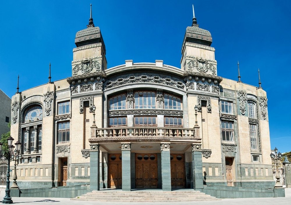 Ázerbájdžánská státní akademická opera a balet: K velkému rozvoji Baku došlo v devatenáctém a dvacátém století. Skvělým příkladem eklektické synkretické architektury z této doby je budova Ázerbájdžánské státní akademické opery a baletu z roku 1911. Právě v tomto období byl v Baku naplno rozpoután ropný boom a budova opery je jedním z výsledků rozsáhlého rozvoje města. Stavbu financoval ropný magnát Zeynalabdin Taghiyev na popud magnáta Daniela Mailova. Budovu navrhl ve směsi secese a gotiky ruský architekt Nikolaj Bajev.