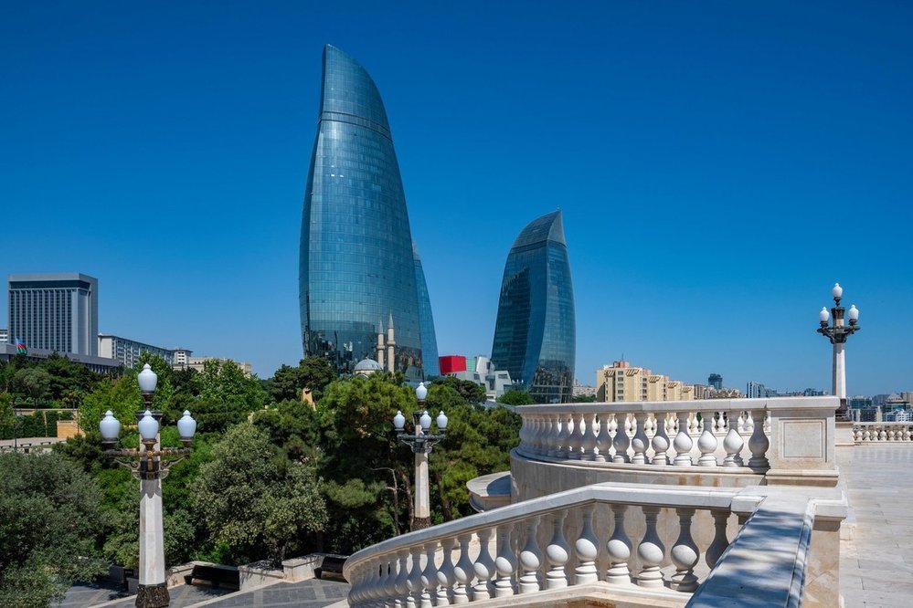 Plamenné věže: Po rozpadu Sovětského svazu prošlo Baku radikálními obměnami: tisíce budov byly srovnány se zemí výměnou za parky a zahrady a město se otevřelo moderní architektuře západního střihu. Symbolem této transformace je trojice mrakodrapů známá díky svým obrysům jako Plamenné věže. Tato symbolika není náhodná – odkazuje na bohaté nerostné zásoby Baku, přičemž ohnivé výstřely zemního plynu byly v dávných dobách považovány za symbol božského.
