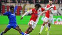 Liberecký Aziz Kayondo brání Samuela Isifeho ze Slavie