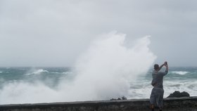 Azory zasáhl hurikán, způsobil menší škody, nyní směřuje k Irsku (2. 10. 2019)