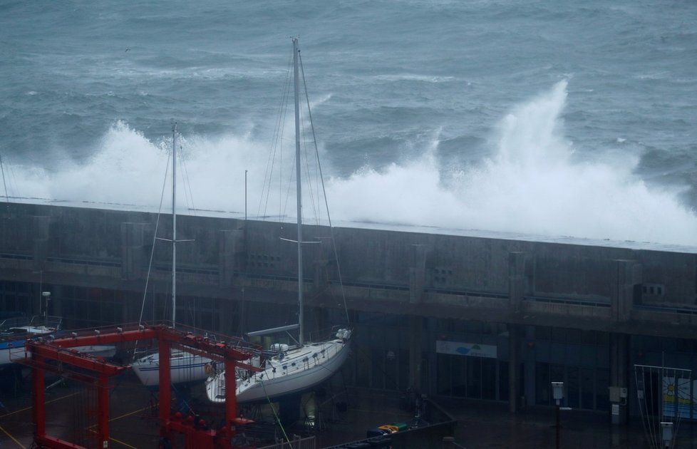 Azory zasáhl hurikán, způsobil menší škody, nyní směřuje k Irsku (2. 10. 2019)