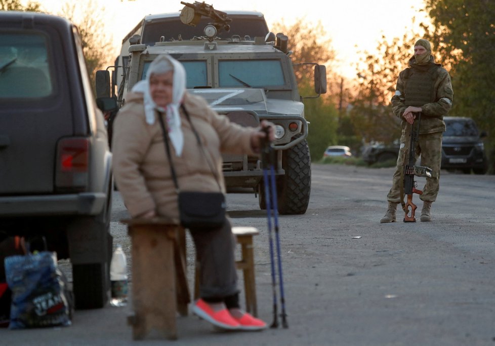 Evakuace Azovstalu: Dohlížejí bojovníci doněckých separatistů.
