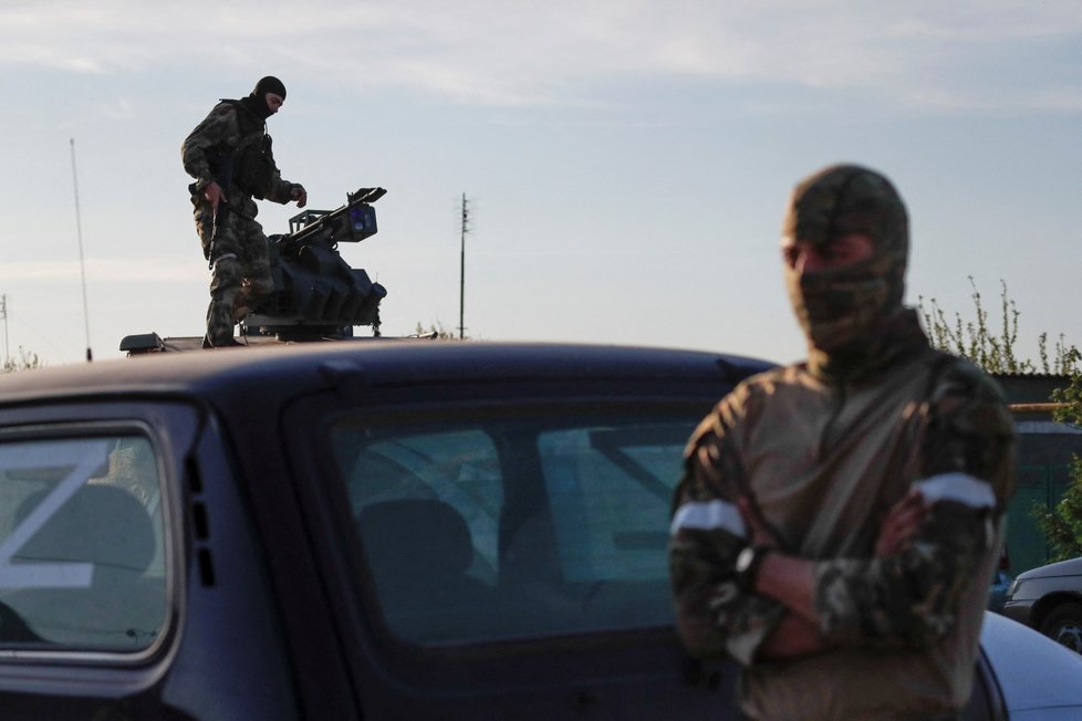 Evakuace Azovstalu: Dohlížejí bojovníci doněckých separatistů.