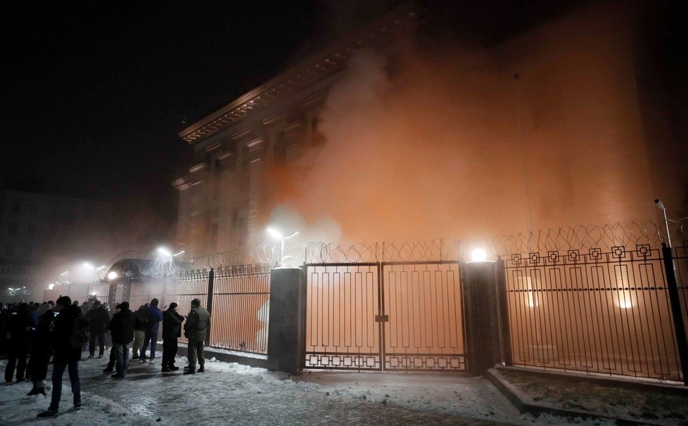 Demonstrovalo se v Kyjevě i před ruskou ambasádou, hořelo auto i pneumatiky (26.11.2018)