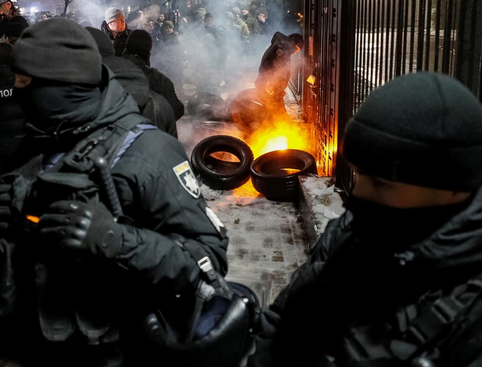 Demonstrovalo se v Kyjevě i před ruskou ambasádou, hořelo auto i pneumatiky (26. 11. 2018)