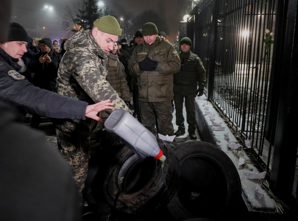 Demonstrovalo se v Kyjevě i před ruskou ambasádou, hořelo auto i pneumatiky (26. 11. 2018)