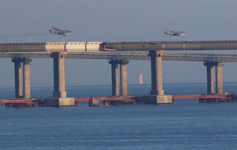 Ruský most vedoucí na Krym, Rusko v této oblasti podle Ukrajinců omezuje svobodu plavby z Černého do Azovského moře. Nad mostem zachyceny ruské stíhačky (26.11.2018)