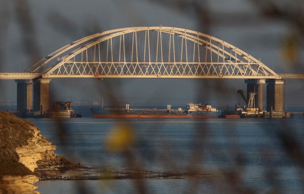 Ruský most vedoucí na Krym, Rusko v této oblasti podle Ukrajinců omezuje svobodu plavby z Černého do Azovského moře (26. 11. 2018)