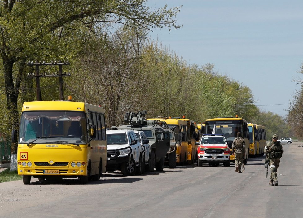Evakuační autobusy z oceláren Azovstal (1.5.2022)