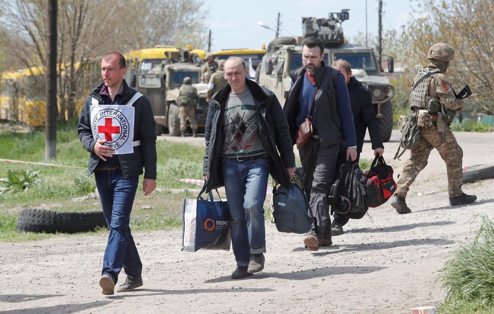 Civilisté evakuovaní z domů u oceláren Azovstal (1.5.2022)