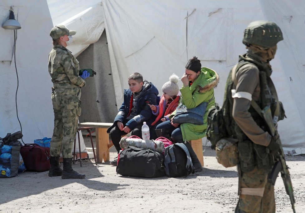 Evakuace civilistů z Azovstalu (1. 5. 2022)
