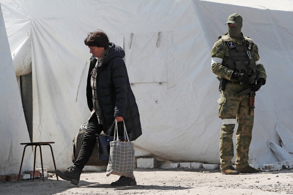 Evakuace civilistů z Azovstalu (1.5.2022)
