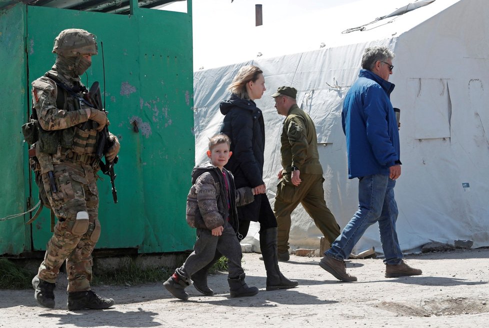 Evakuace civilistů z Azovstalu (1.5.2022)