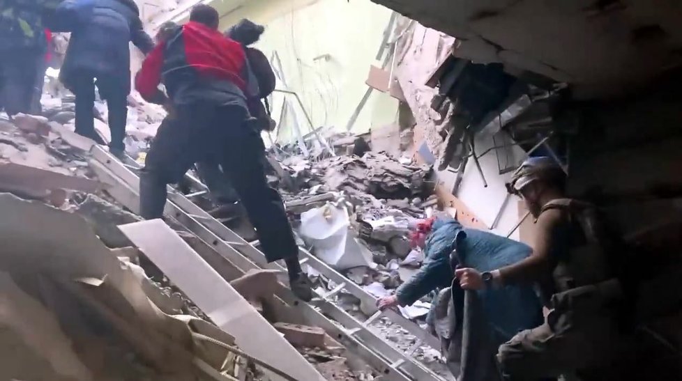 Záběry z videa evakuace civilistů z oceláren Azovstal (1. 5. 2022)