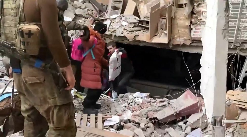 Záběry z videa evakuace civilistů z oceláren Azovstal (1.5.2022)
