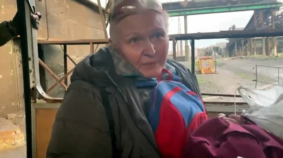 Záběry z videa evakuace civilistů z oceláren Azovstal (1. 5. 2022)