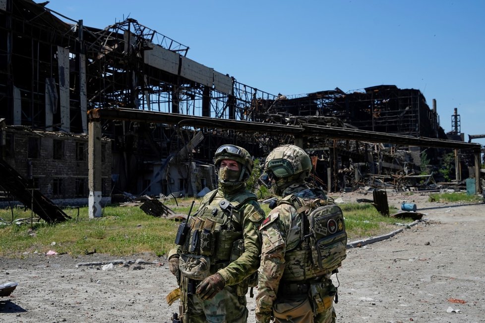 Ruští vojáci v ocelárnách Azovstal (13.6.2022)