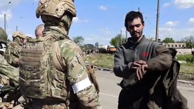 Válka na Ukrajině: Šacování ukrajinských vojáků poté, co se vzdali u Azovstalu (21.5.2022)
