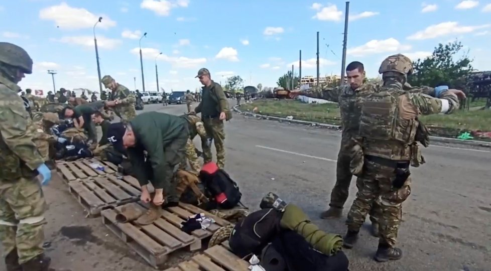 Válka na Ukrajině: Šacování ukrajinských vojáků poté, co se vzdali u Azovstalu (21.5.2022).