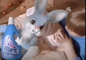 Legendární reklama na aviváž: Pamatujete si ještě modrého králíčka Azurita?