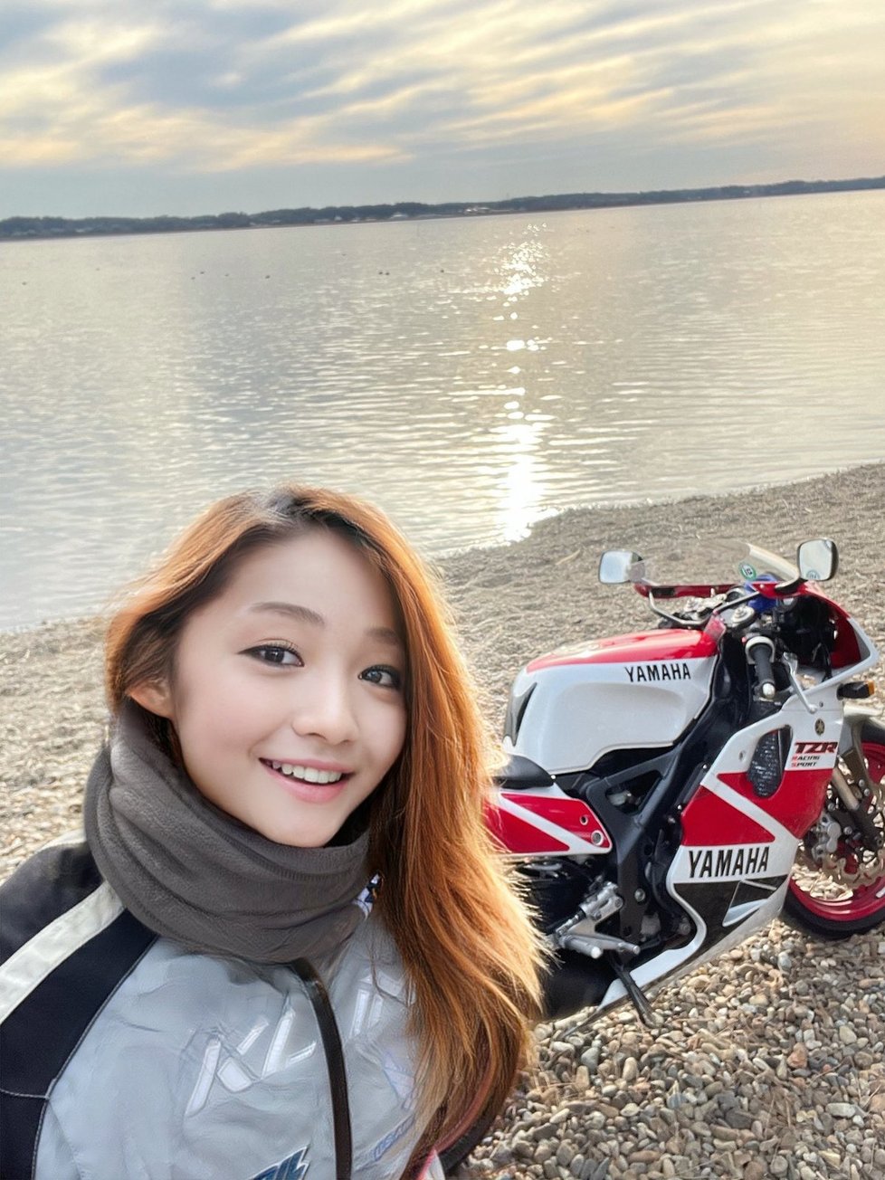 Sexy motorkářka Azusaga Kuyakiová je ve skutečnosti padesátelitýá chlap.