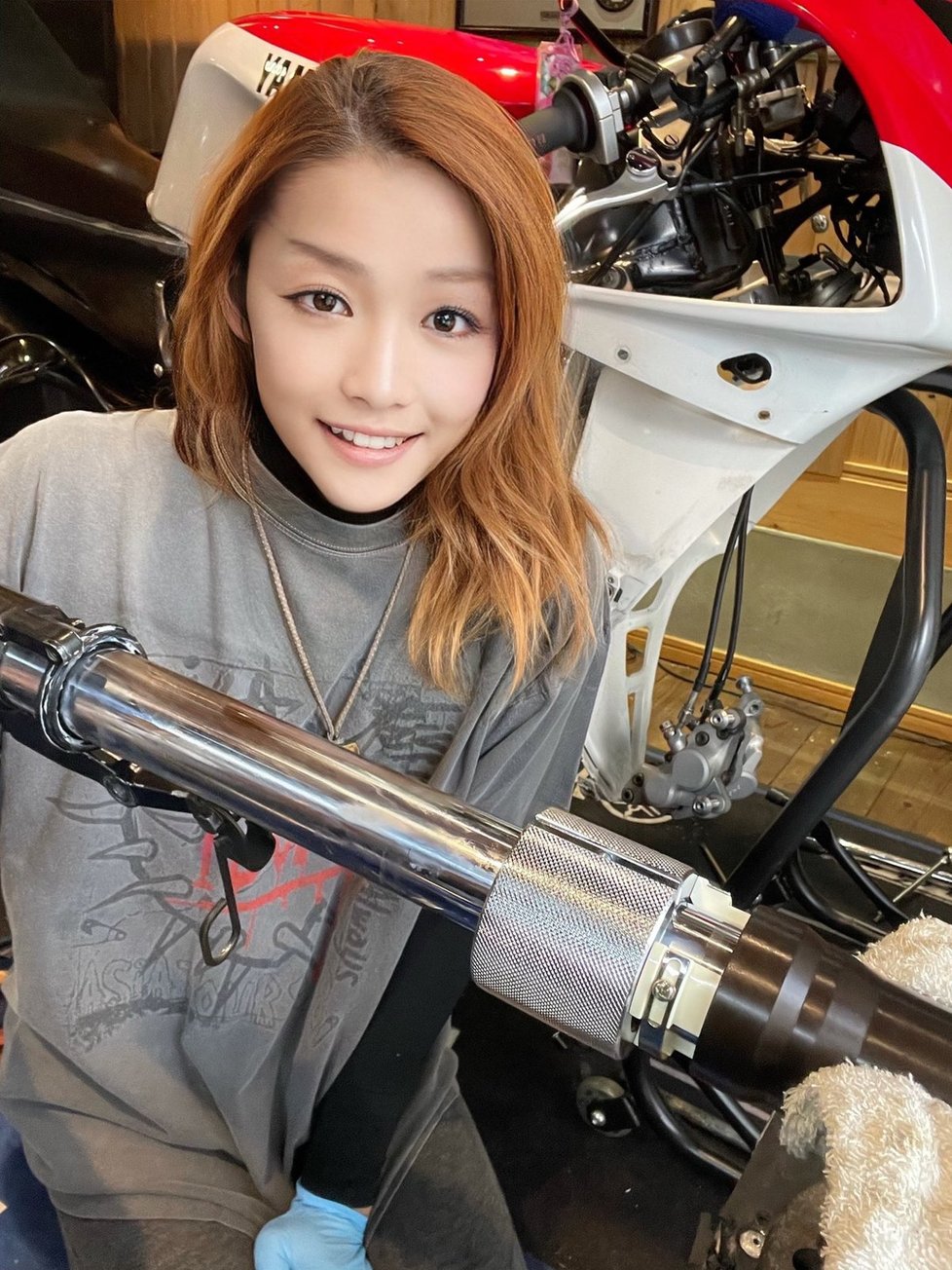 Sexy motorkářka Azusaga Kuyakiová je ve skutečnosti padesátelitýá chlap.