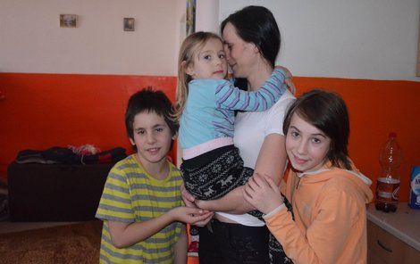 Veronika utekla do azylového domku Rybka i se svými dětmi, které ji velmi milují.