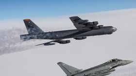 Americký bombardér Boeing B-52 doprovázený stíhačkou F-35 britského letectva (10. 2. 2022)