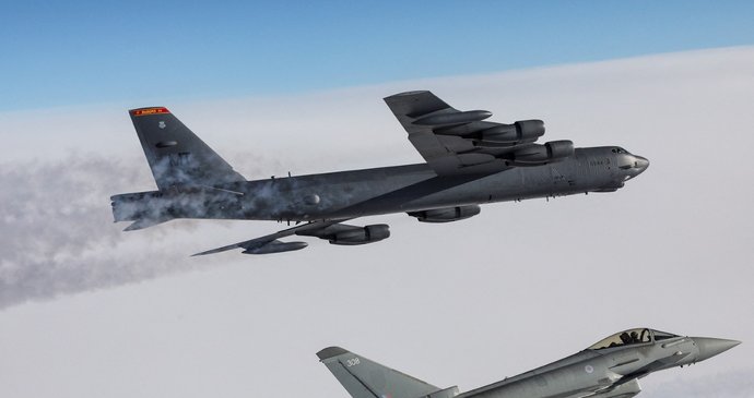 Americký bombardér Boeing B-52 doprovázený stíhačkou F-35 britského letectva (10. 2. 2022)