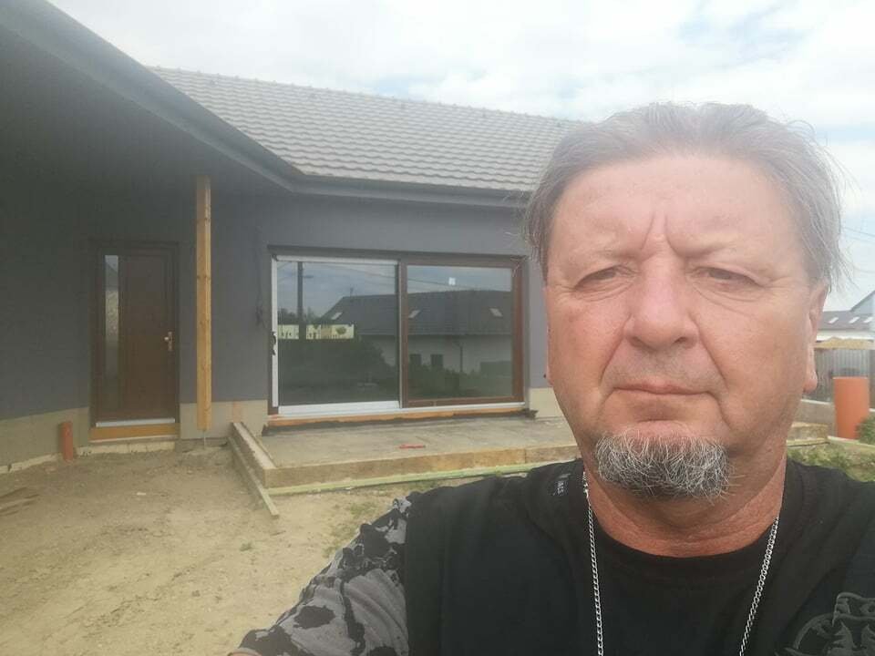 Miloslav Belka u svého nového domu. Ten starý mu zničilo tornádo.